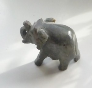 Souvenir aus Indien – Mathilde mag den kleinen Elefanten
